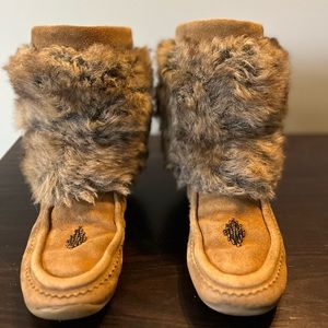 Mukluks Size 6 Women’s Pre-Loved Faux Fur Tan Suede